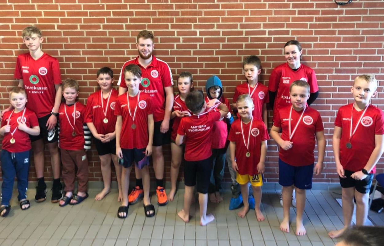 Aabybro Svømmeklub imponerer til børnestævne i svømning