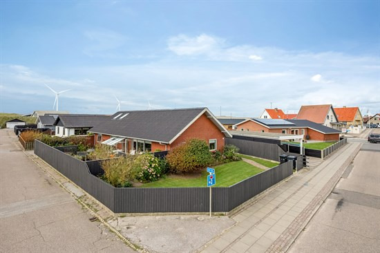 Skøn centralt beliggende og meget velholdt moderniseret villa/sommerhus, beliggende i hjertet af den populære fisker- og turistby Hvide Sande !