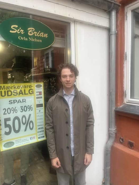 Sir Brian viser trenchcoat fra Matinique til 999 kr.