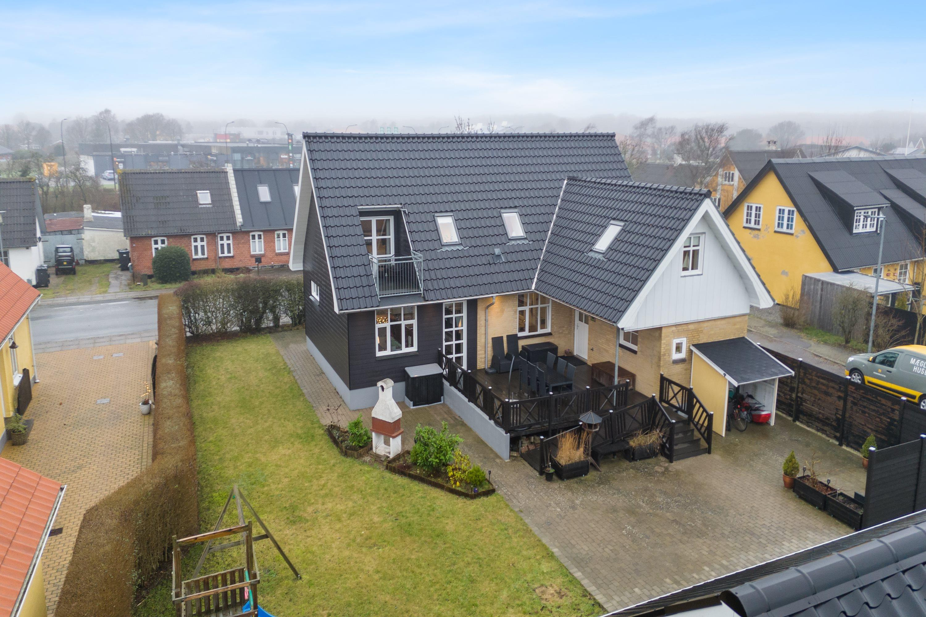 Indflytningsklar familievilla med stor dobbelt garage fra 2016