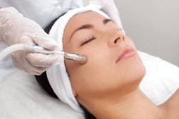 Få frisk glød med diamantslibning hos Beauty by Birkø
