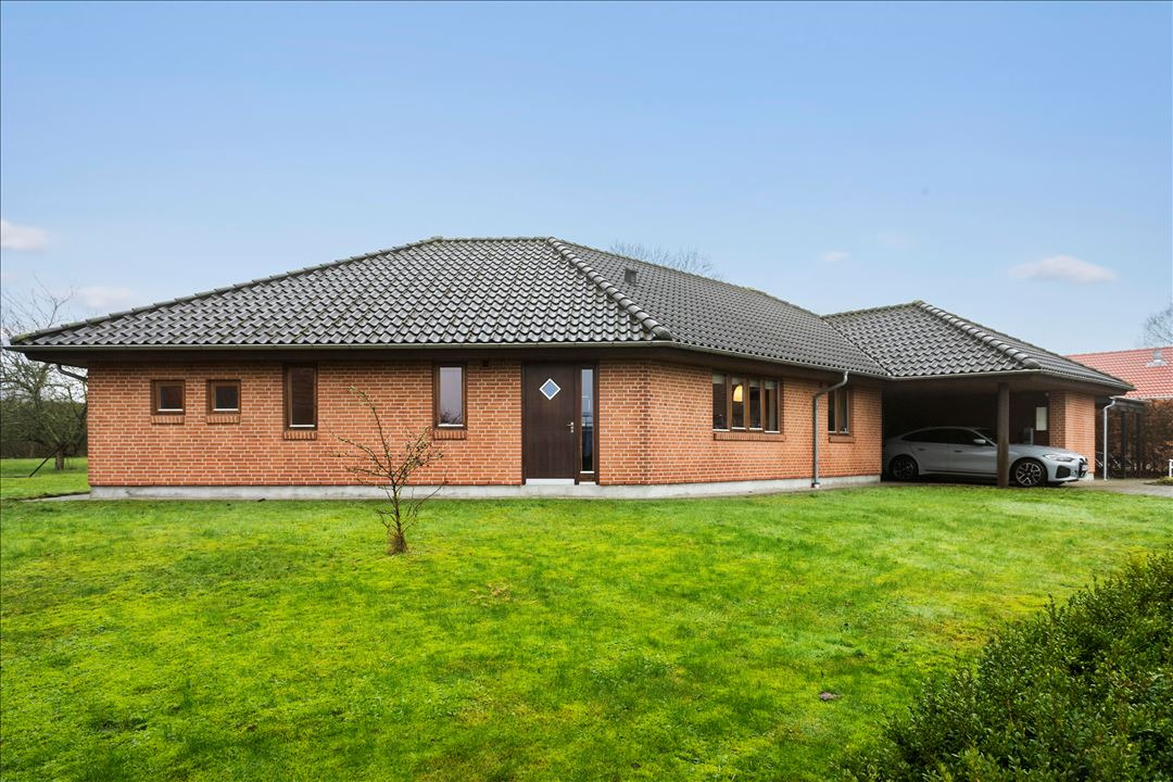 Ind­flyt­nings­klar familievilla i populært område