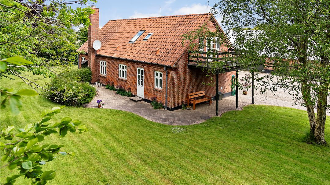 Særdeles velholdt nedlagt landbrug i kanten af byen