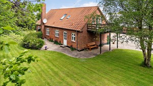 Særdeles velholdt nedlagt landbrug i kanten af byen