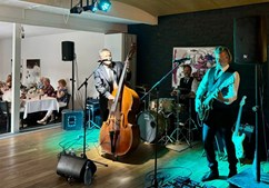 Mek Pek & the Debitors leverer rock'n'roll fest på Dolphin til summer aloha-tema