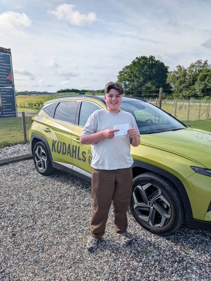 Kudahls Køreskole fejrer Peters fødselsdag med et kørekort som gave