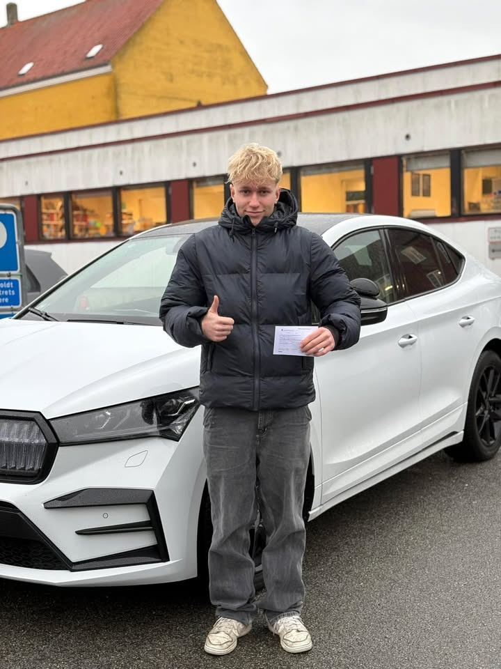 Frisdal Køreskole I/S fejrer Calles beståede køreprøve i første forsøg