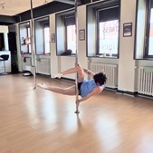 Pole Fitness Vejle: Lær spinpole i vores intro/legetimer når der ikke er nye elever til prøvetime