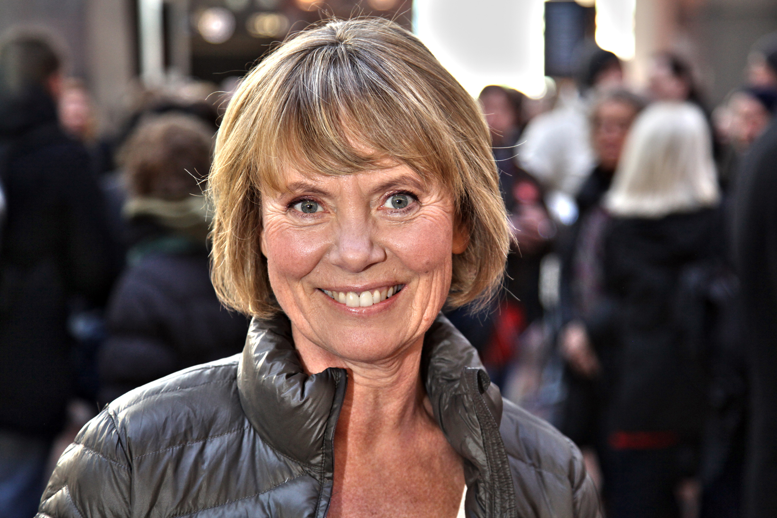 Foredrag med Lola Jensen: Sådan taler du med børn om svære emner