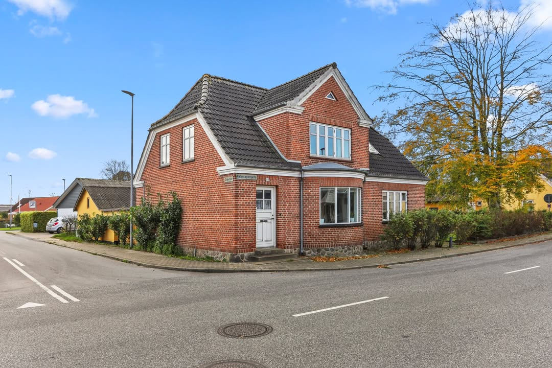 Mæglerhuset sætter pris på rummelig murermestervilla i Ulsted ned til 645.000 kr.