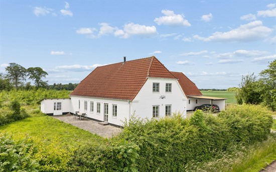 Guldbjergvej 6 og 1 anden boliger er kommet til salg denne uge i Løgumkloster - se boligerne her.