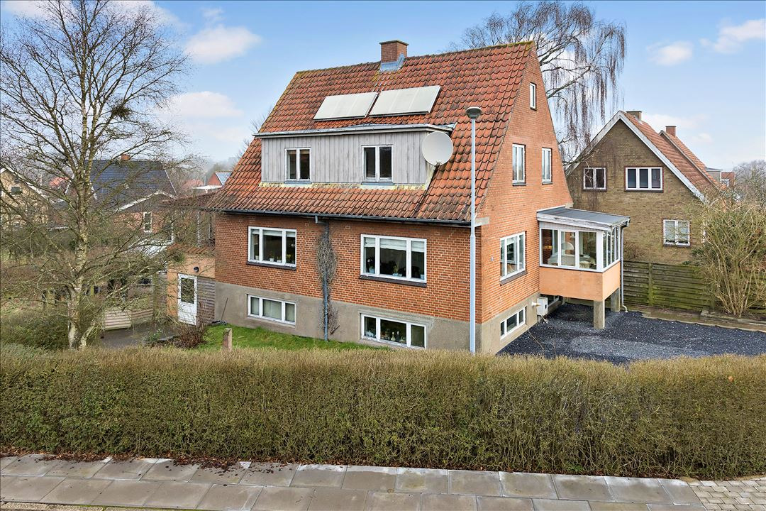 - Velholdt mu­rer­mester­vil­la i det vestlige Skive - Husk vi fremviser alle ugens dage; efter aftale