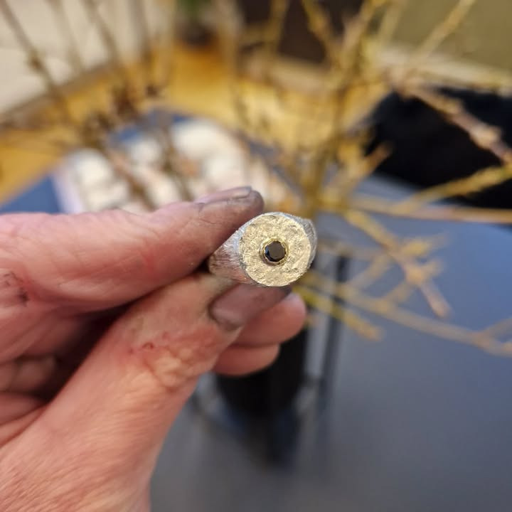 Ny sølv signet ring med sort diamant hos Guldsmed Ø til 4500 kr