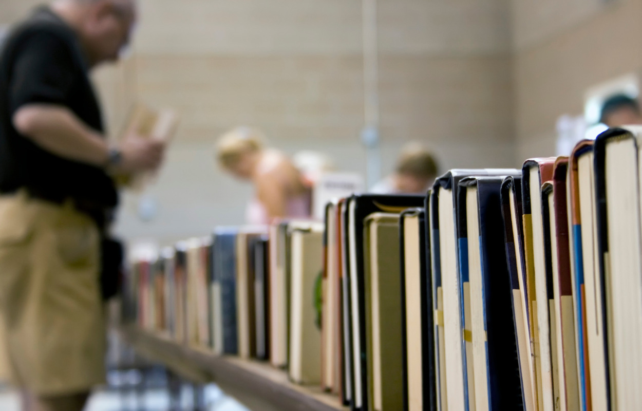 Tag med til bogsalg og støt Røde Kors og Ukraine på biblioteket i Kolding