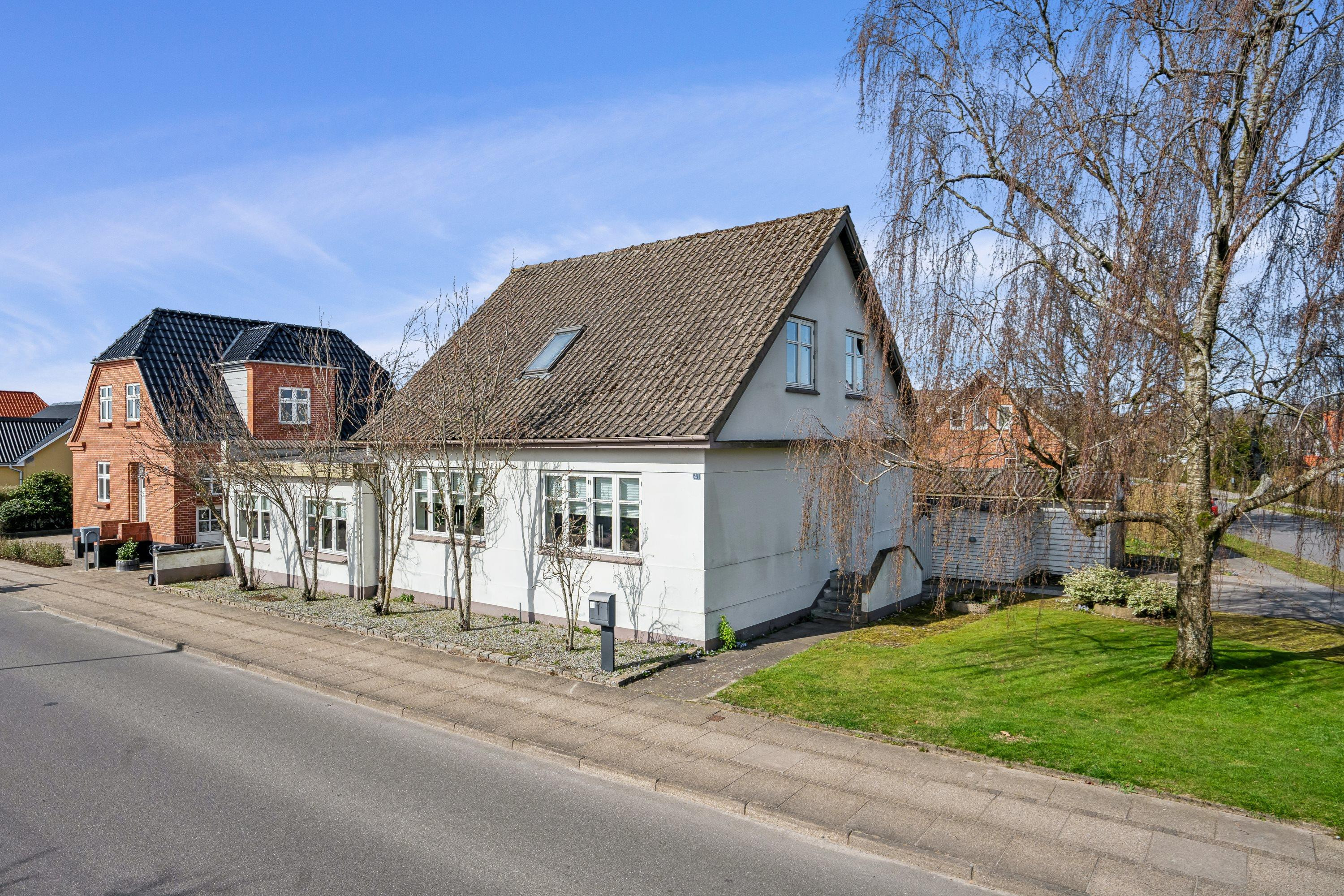 Til salg hos WESTERGAARD BOLIG: Rummelig og centralt beliggende villa