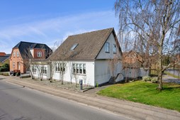 Til salg hos WESTERGAARD BOLIG: Rummelig og centralt beliggende villa