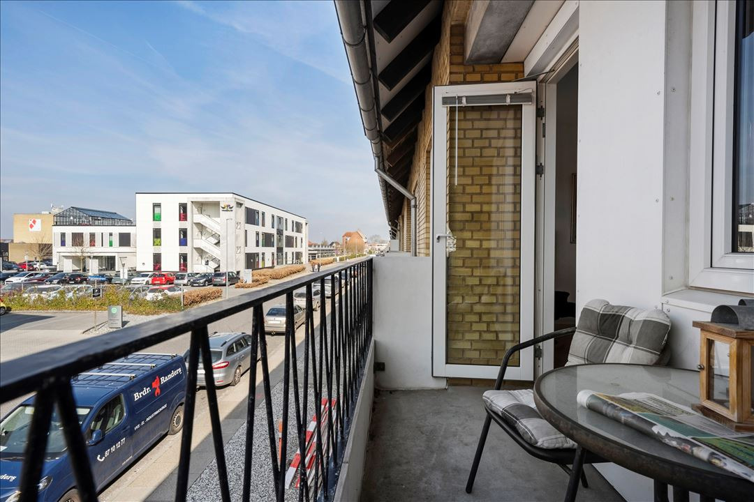 Til salg hos EDC DANEBO: Ind­flyt­nings­klar lejlighed med dejlig altan