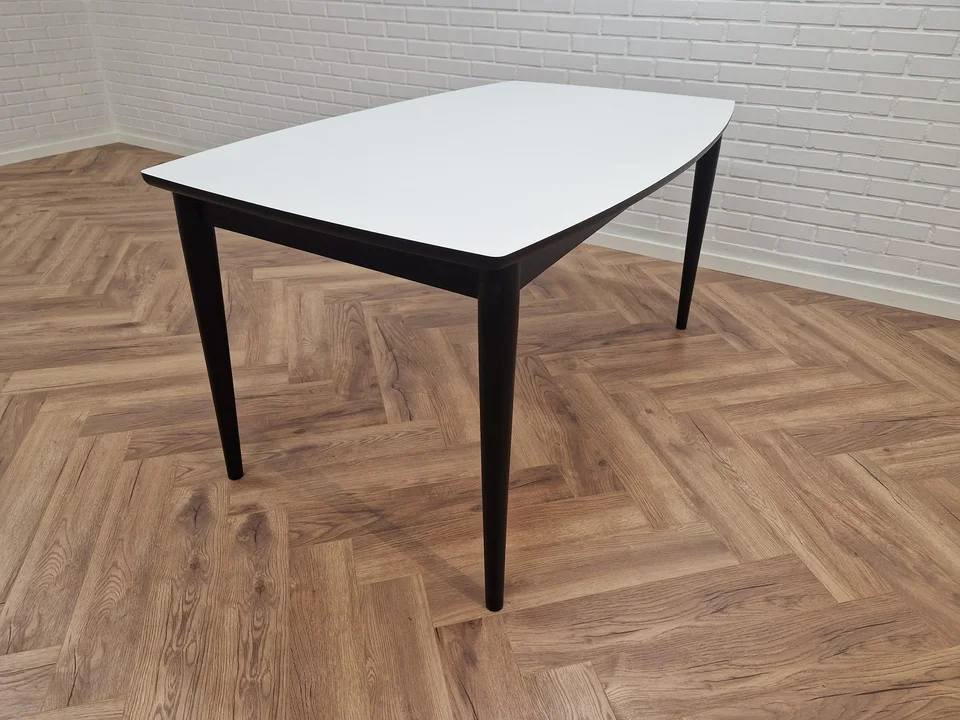 Hovelind Møbler tilbyder unikt bådformet spisebord til specialpris