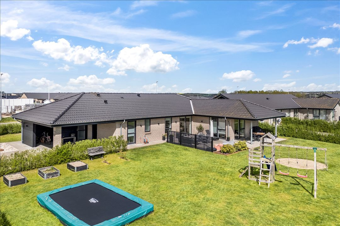 Til salg hos EDC Støvring: Moderne og elegant villa i Støvring Ådale