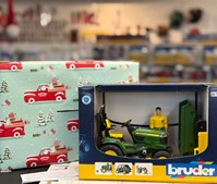 Houe Smed & VVS lancerer julekonkurrence: Vind en John Deere havetraktor fra Bruder