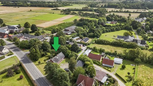 Til salg hos Nybolig Sæby A/S: Prisbilligt hus med stor garage på 110 m2.