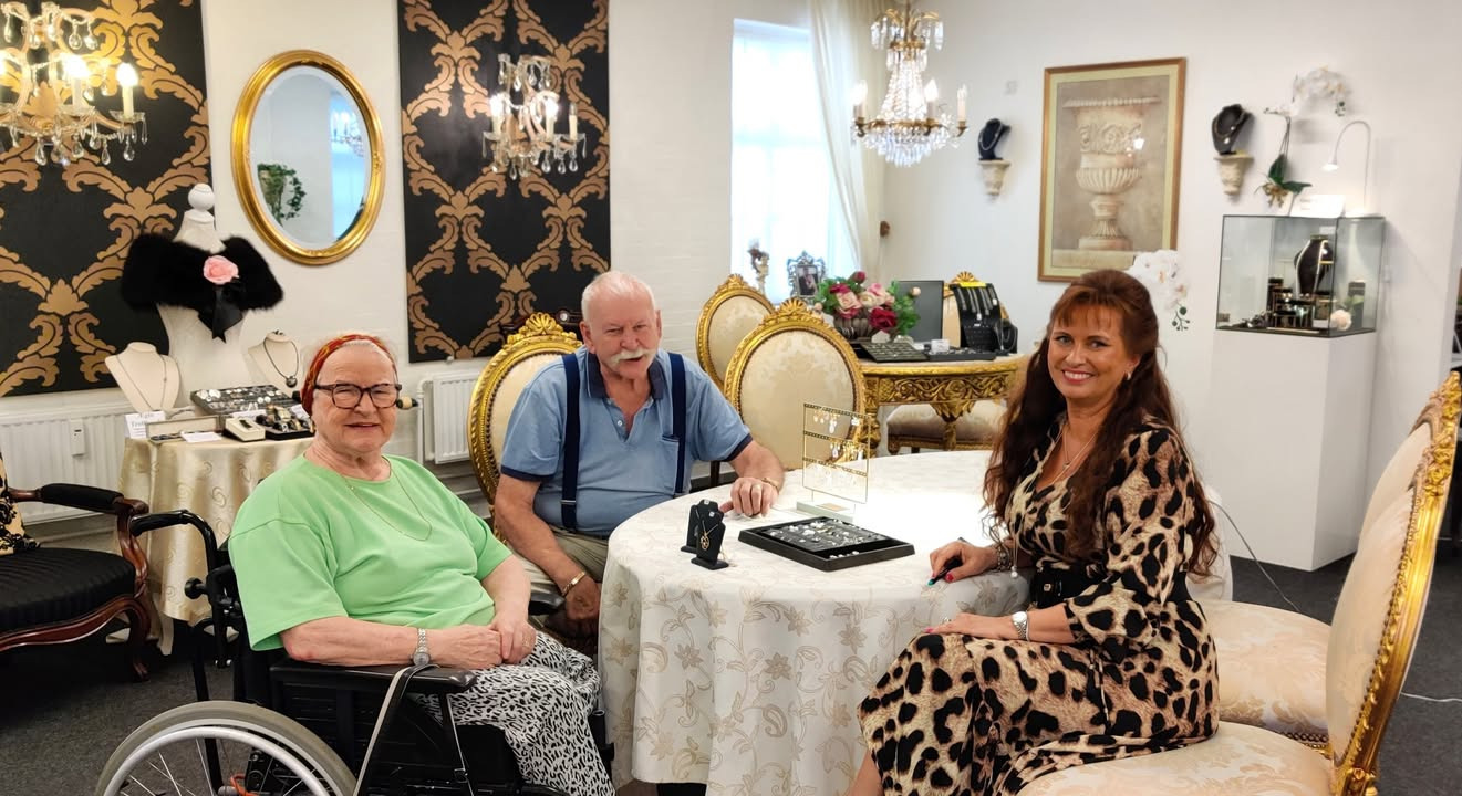 Smykkedesigner Helga Winther genskaber tabt signet ring med rørende detaljer