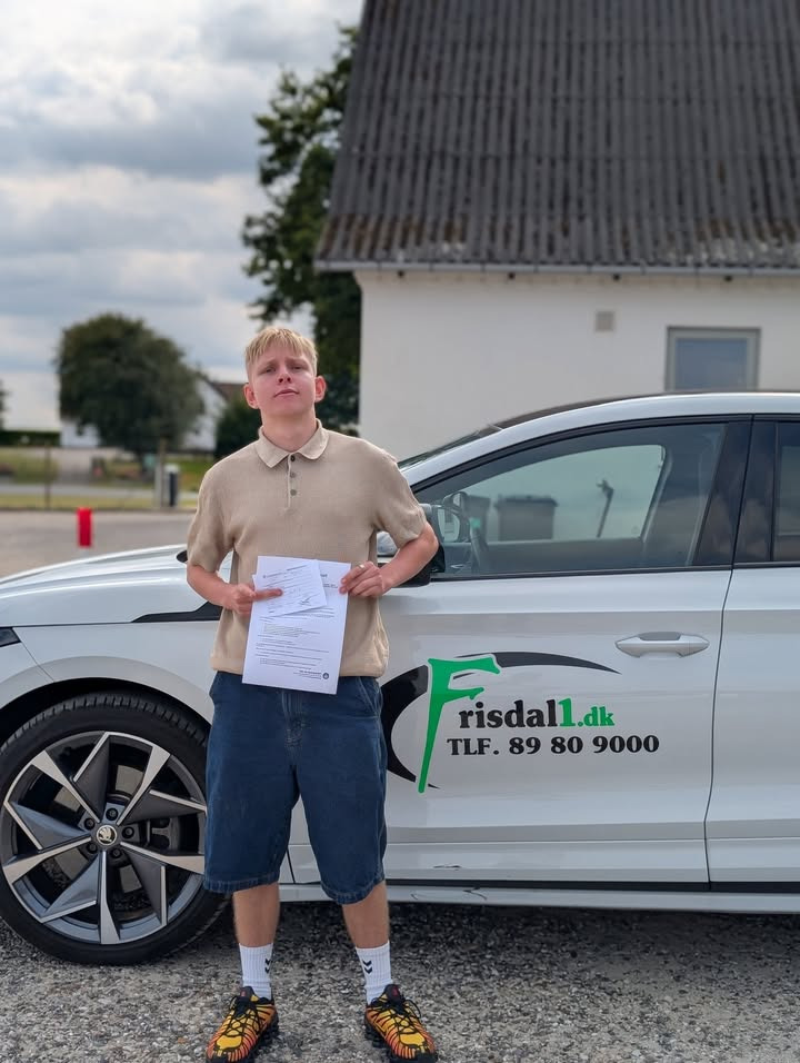Frisdal Køreskole I/S fejrer Philip Popps succesfulde køreprøve med rosende ord og humoristiske minder