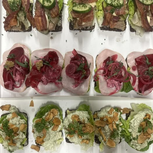 Den Hvide Hest Kolding præsenterer smørrebrød og torsdags-tæsk med Ladegård Duroc-gris