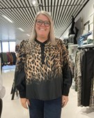 Garderoben annoncerer stort udsalg på smuk bluse fra 2BIZ