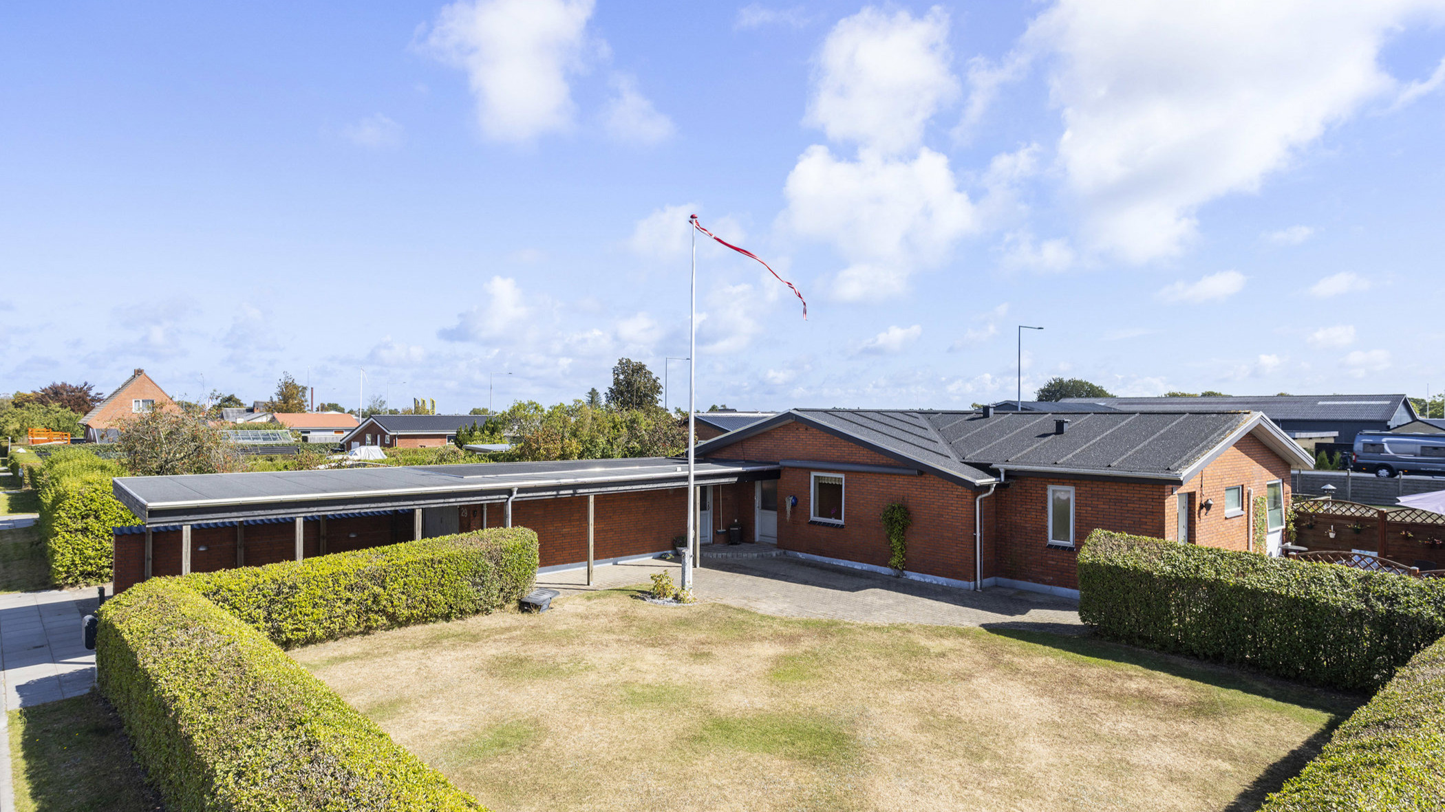 Rummelig 2 families hus med mange muligheder og listepaptag fra 2014 - her får man meget hus for pengene