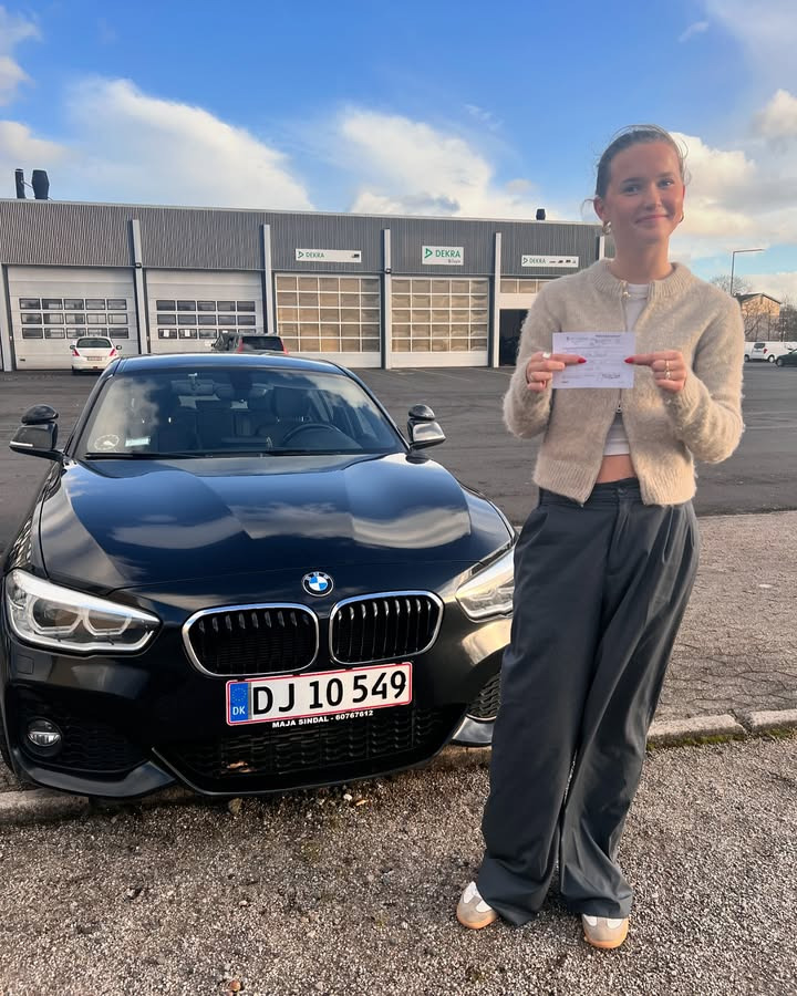 Bentzens Køreskole fejrer tre nye bilister med kørekortet i hus!