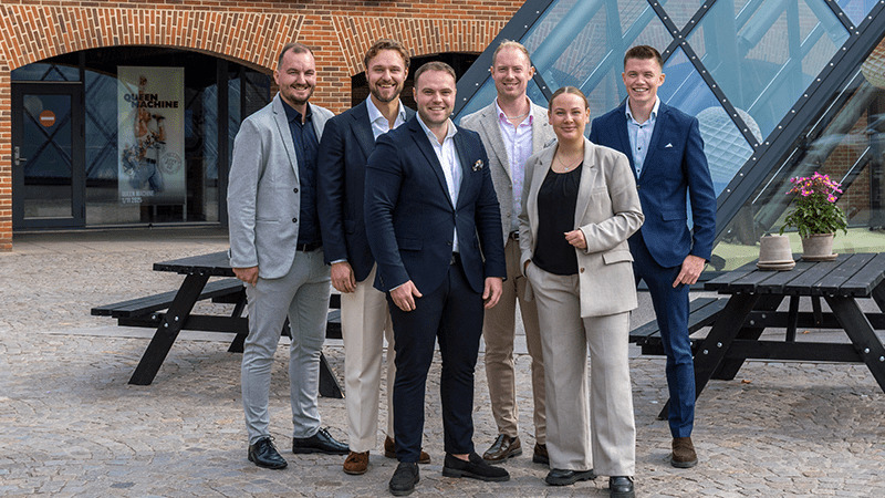 “Hvis du ikke vil have liggepest på boligmarkedet, tag John Frandsen i Herning – de kan sælge!”