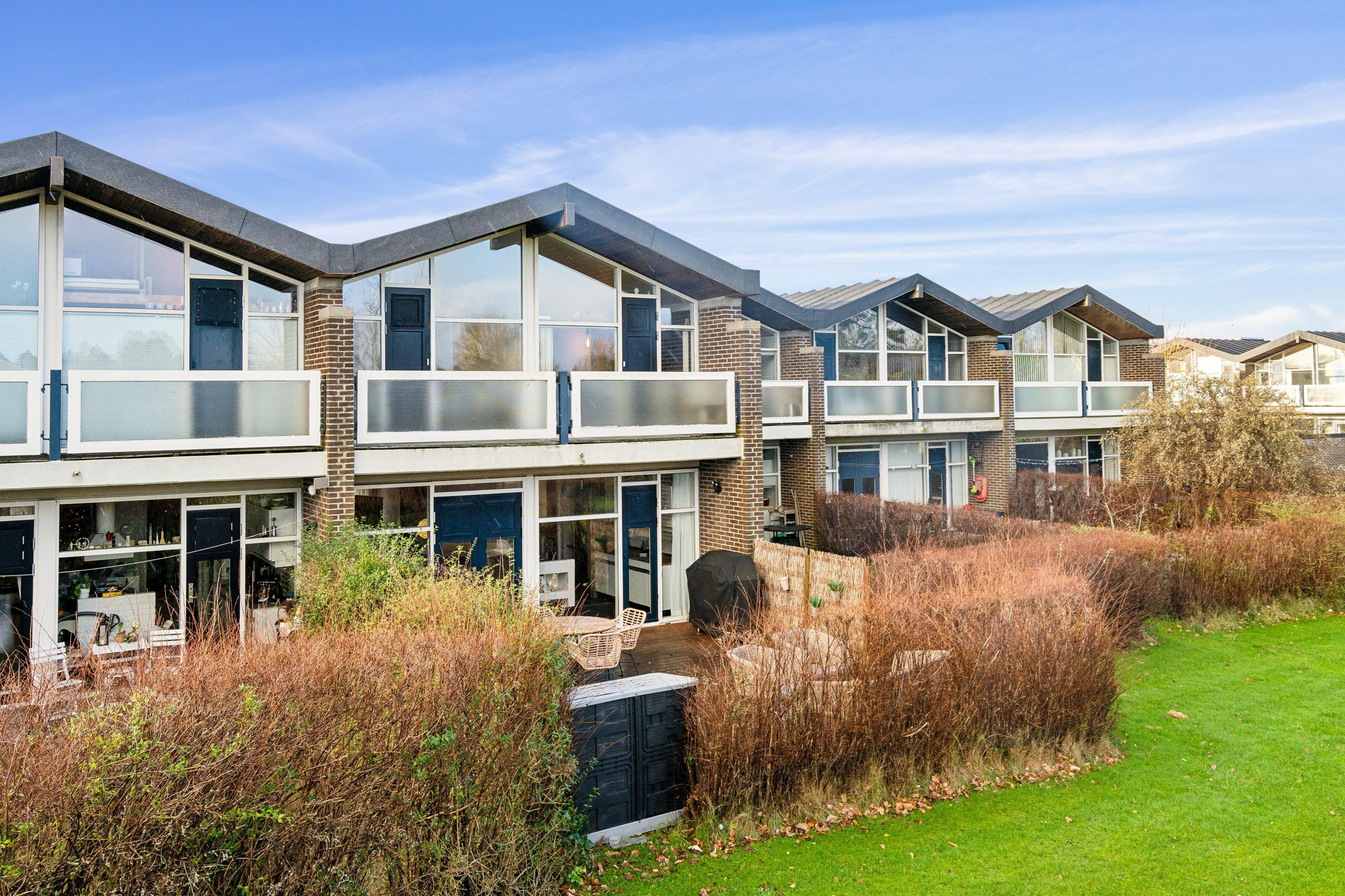 Lyst og velindrettet rækkehus på Mosevej – tæt på byen og naturen!