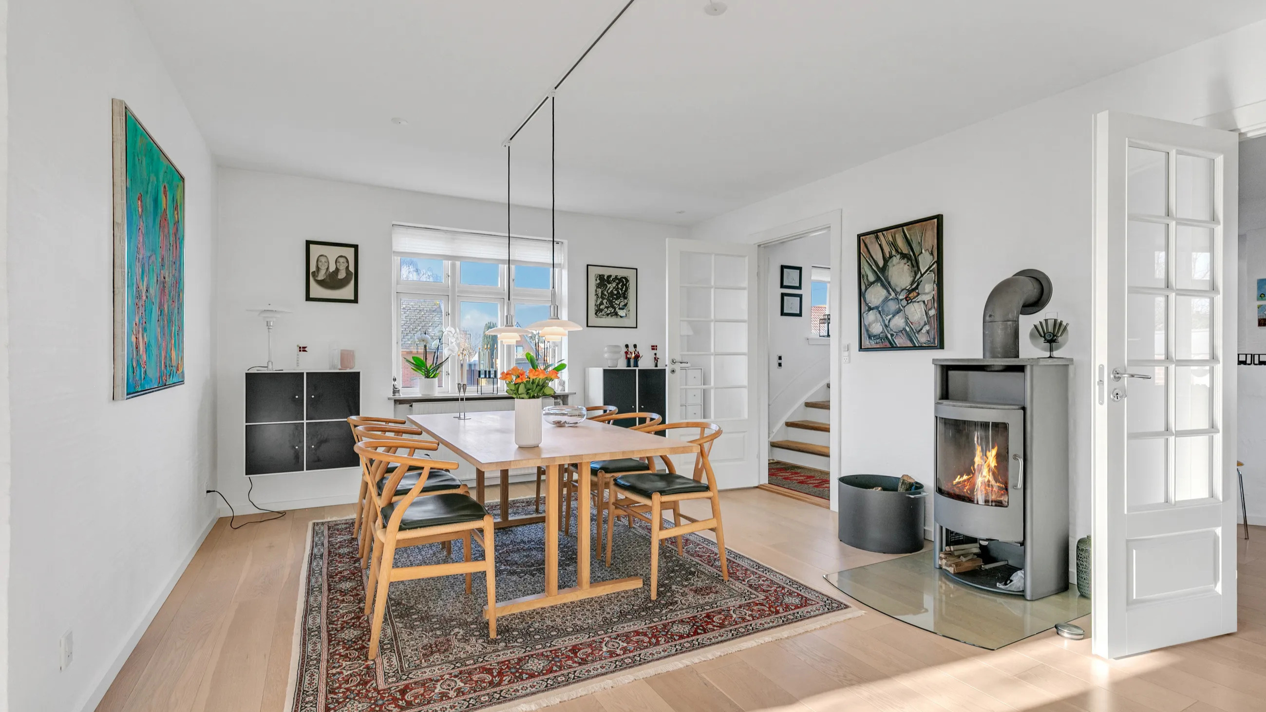 SUPER FLOT vedligeholdt arkitektonisk villa i 3 plan på 192 etagem2 i Boldesager, med garage