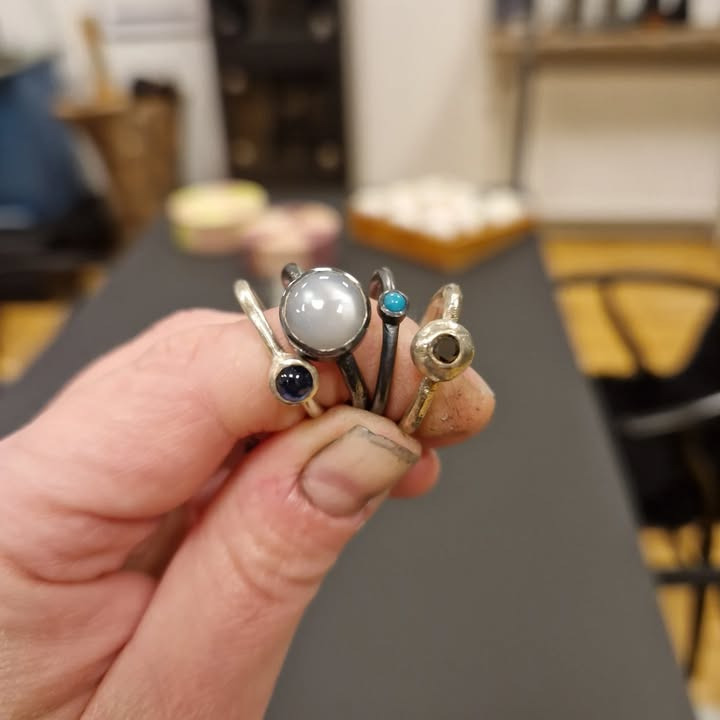 Guldsmed Ø tilbyder sølvringe med farvede sten fra 600 kr: Skab dit personlige smykke