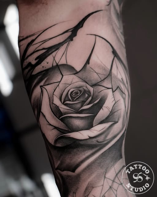 Tattoo Studio 96 Aalborg viser black & grey rose skabt af Sasha