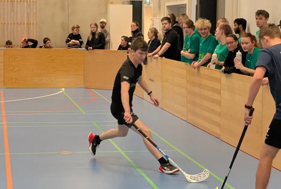 STU Skivefjord arrangerer succesfuldt floorballstævne med stor regional deltagelse og sponsoreret støtte