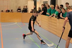 STU Skivefjord arrangerer succesfuldt floorballstævne med stor regional deltagelse og sponsoreret støtte
