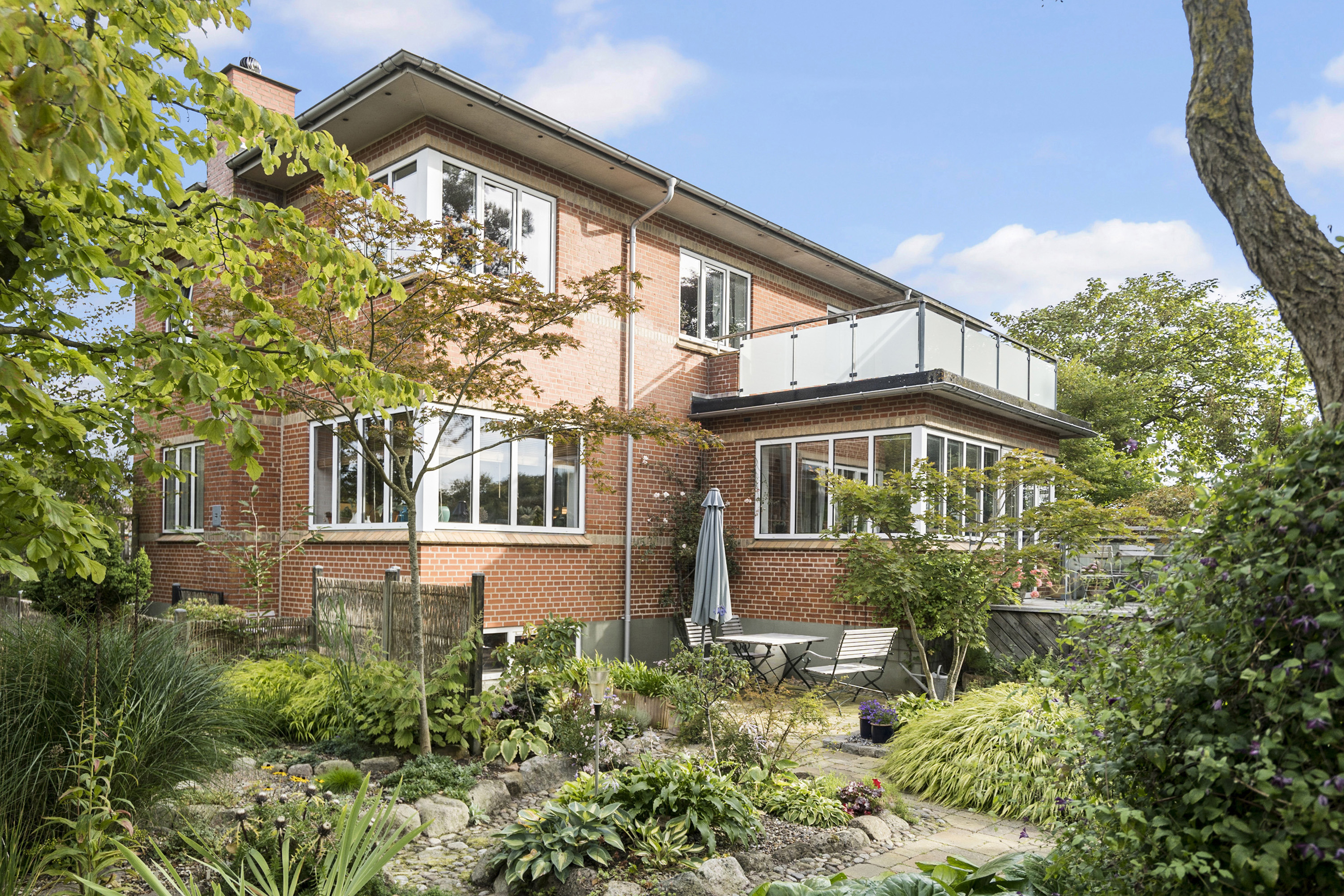 Rummelig villa med en velanlagt have