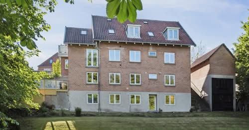 Unik lejlighed med stor have til salg hos &LIVING Aalborg i Hillerød