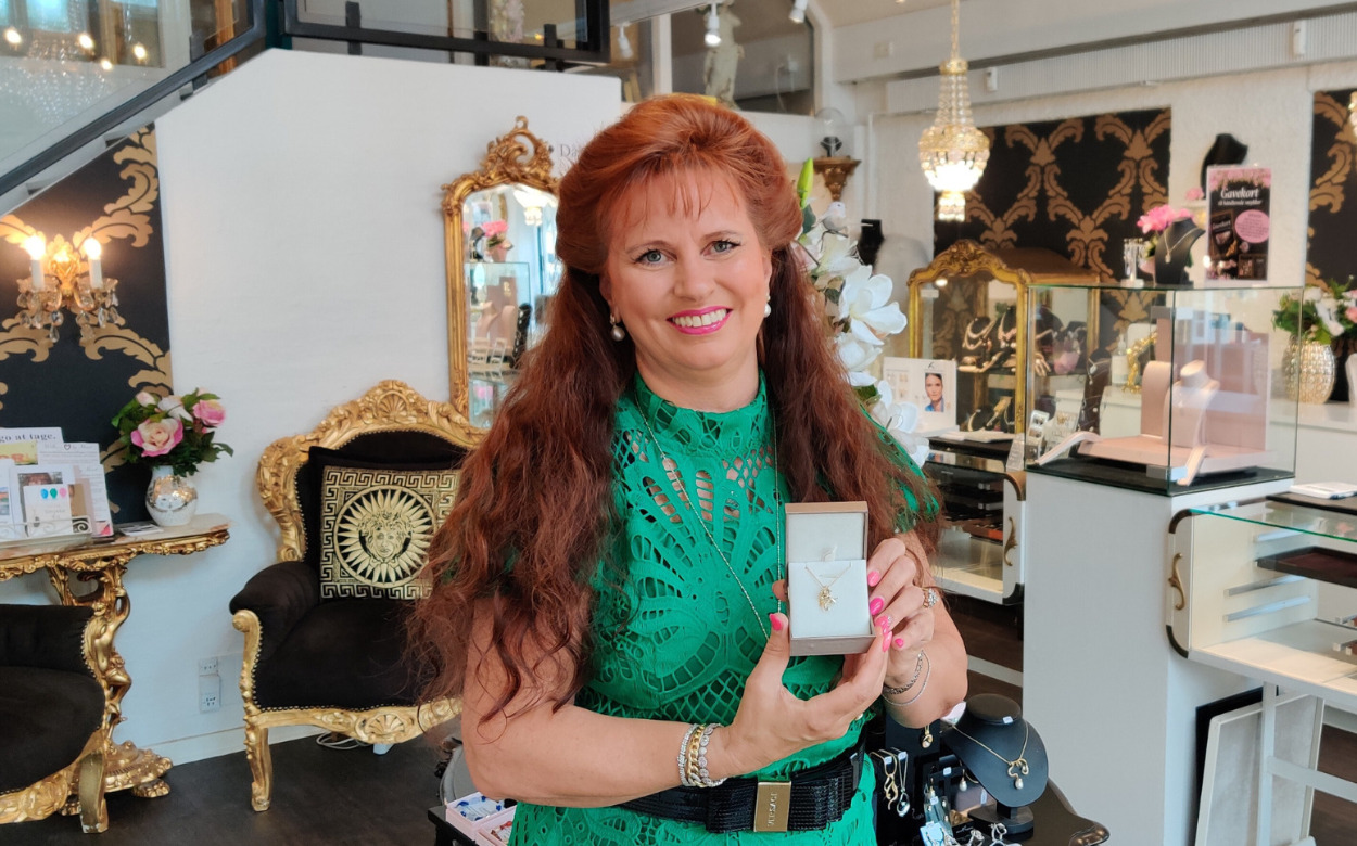 Smykkedesigner Helga Winther har lavet en rose til Rosernes By