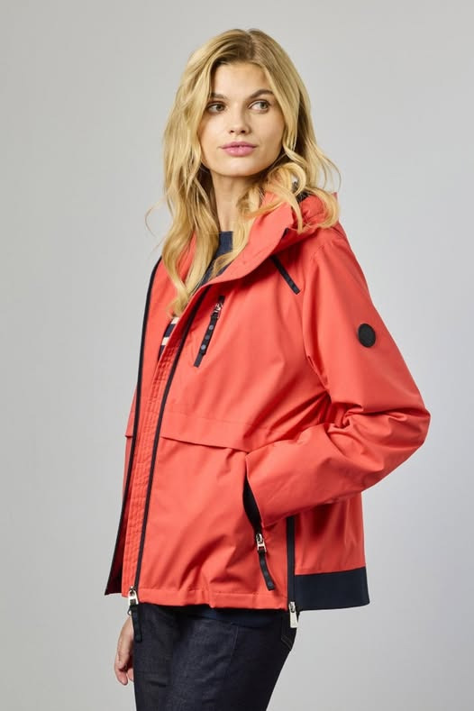 Skott Aalborg lancerer farverig forårsjakke med sporty silhuet