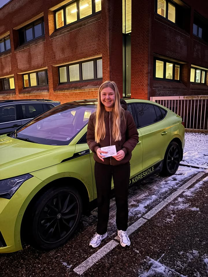Hurup Køreskole fejrer ugen med Camillas nye kørekort