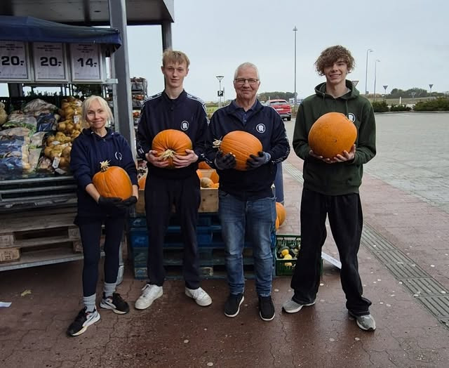 Rema 1000 Slots Bjergby sælger halloween græskar til lav pris