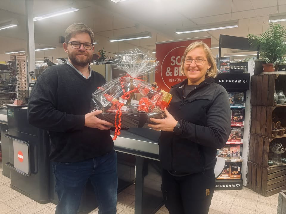 Marlene Sønderhave vinder gavekurv i EDC Fjerritslevs julekonkurrence