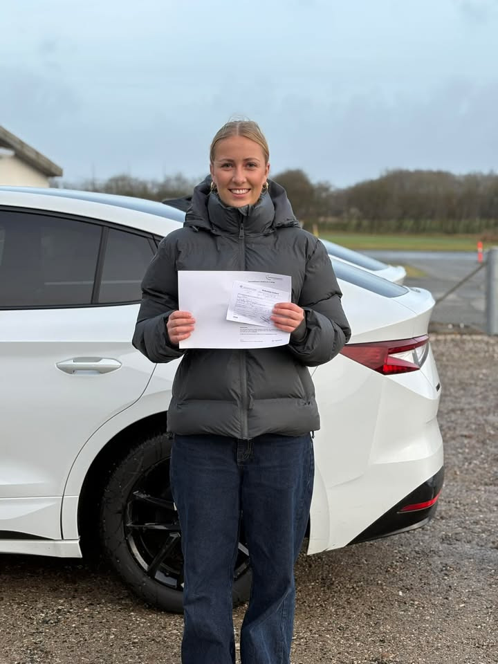 Frisdal Køreskole I/S ønsker Freja Dahl tillykke med fejlfri køreprøve