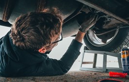 Simpel guide til at kontrollere og skifte bilens støddæmpere