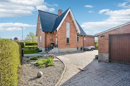 Klassisk murermestervilla i Storvorde med stor, solrig have til salg