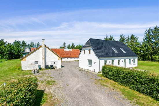 Totalmoderniseret 3-længet landejendom i Tollestrup