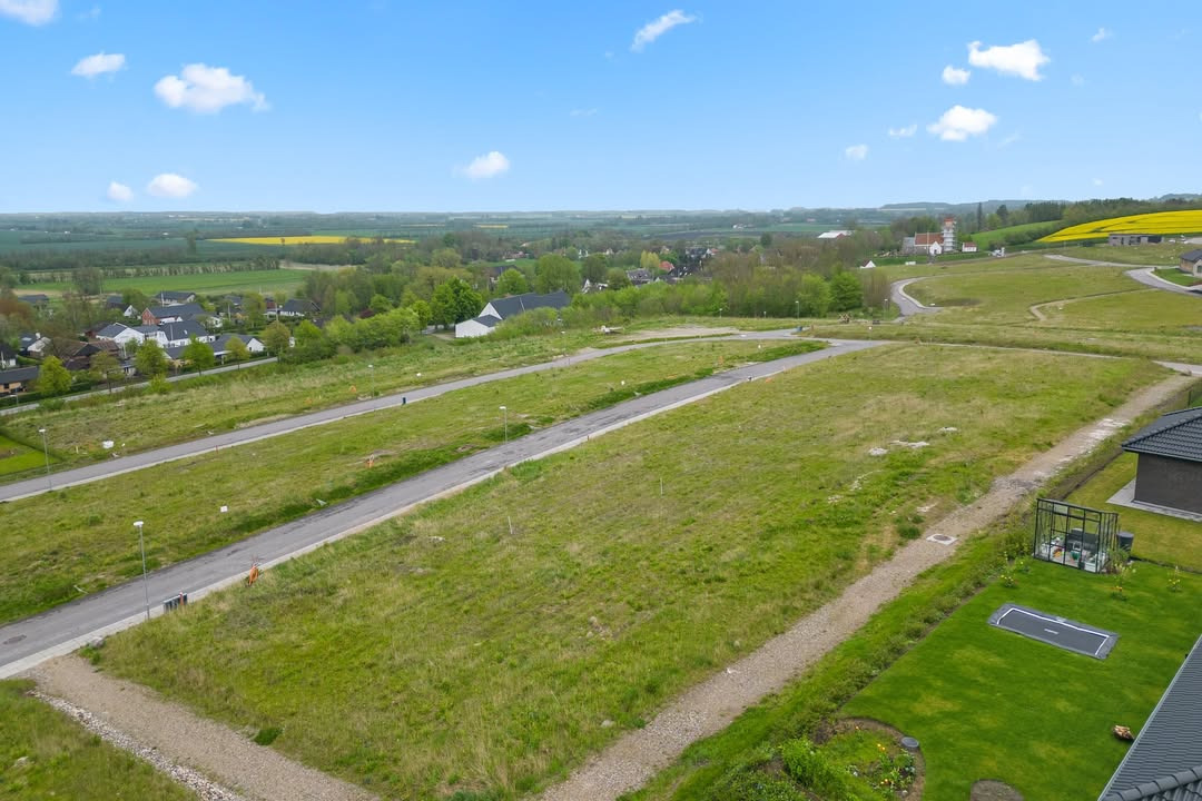 Mæglerhuset Aalborg tilbyder prisnedsat byggegrund med udsigt i Storvorde